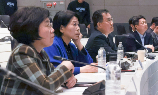 김현(왼쪽부터) 국회 과학기술정보방송통신위원회 간사, 최민희 위원장, 최형두 간사, 홍범식 LG유플러스 대표가 '익시젠'에 대한 설명을 듣고 있다. LG유플러스 제공